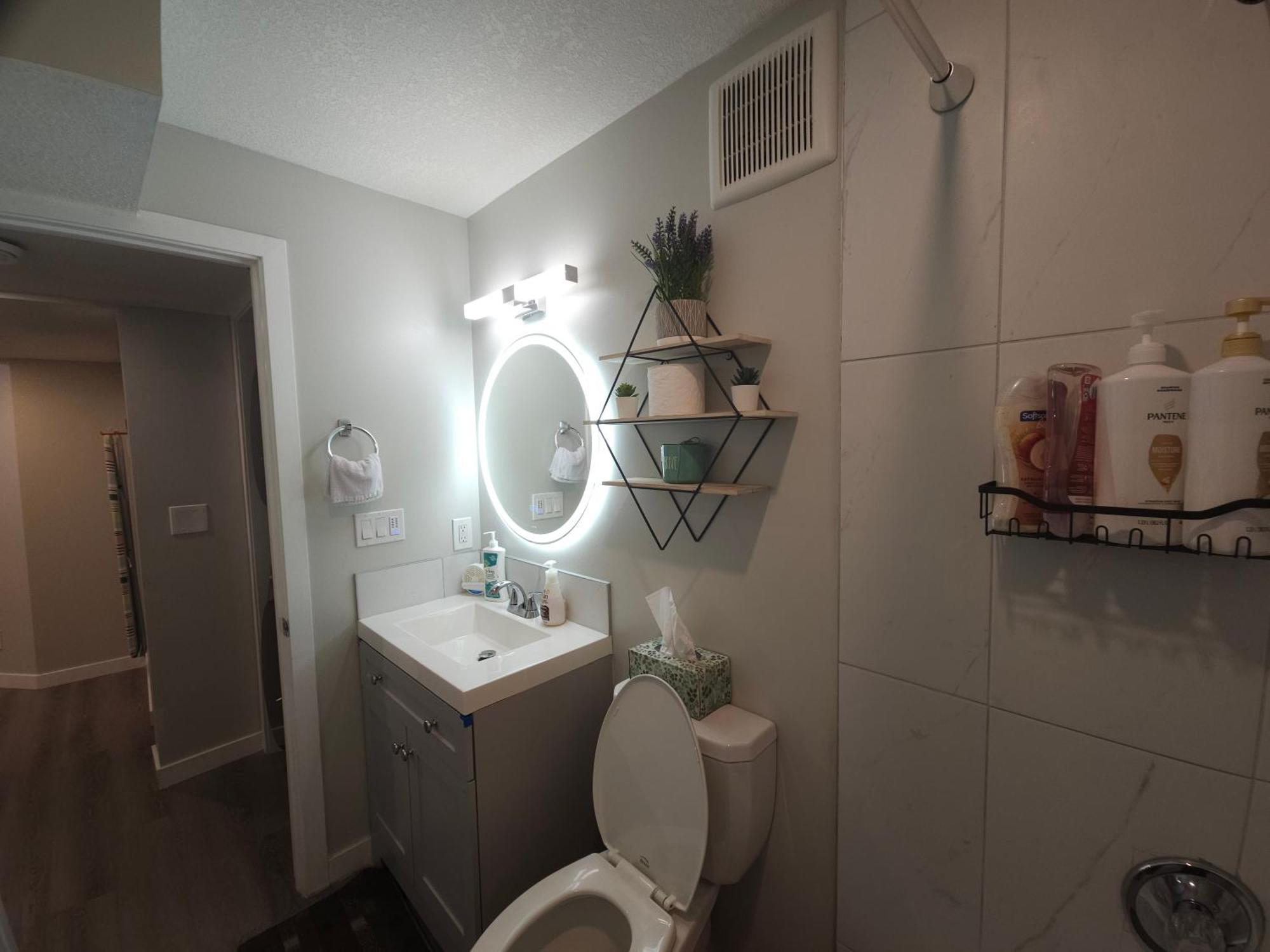 Cozy 2 Bedroom Suite, Queen Beds, Near The Airport 에드먼턴 외부 사진