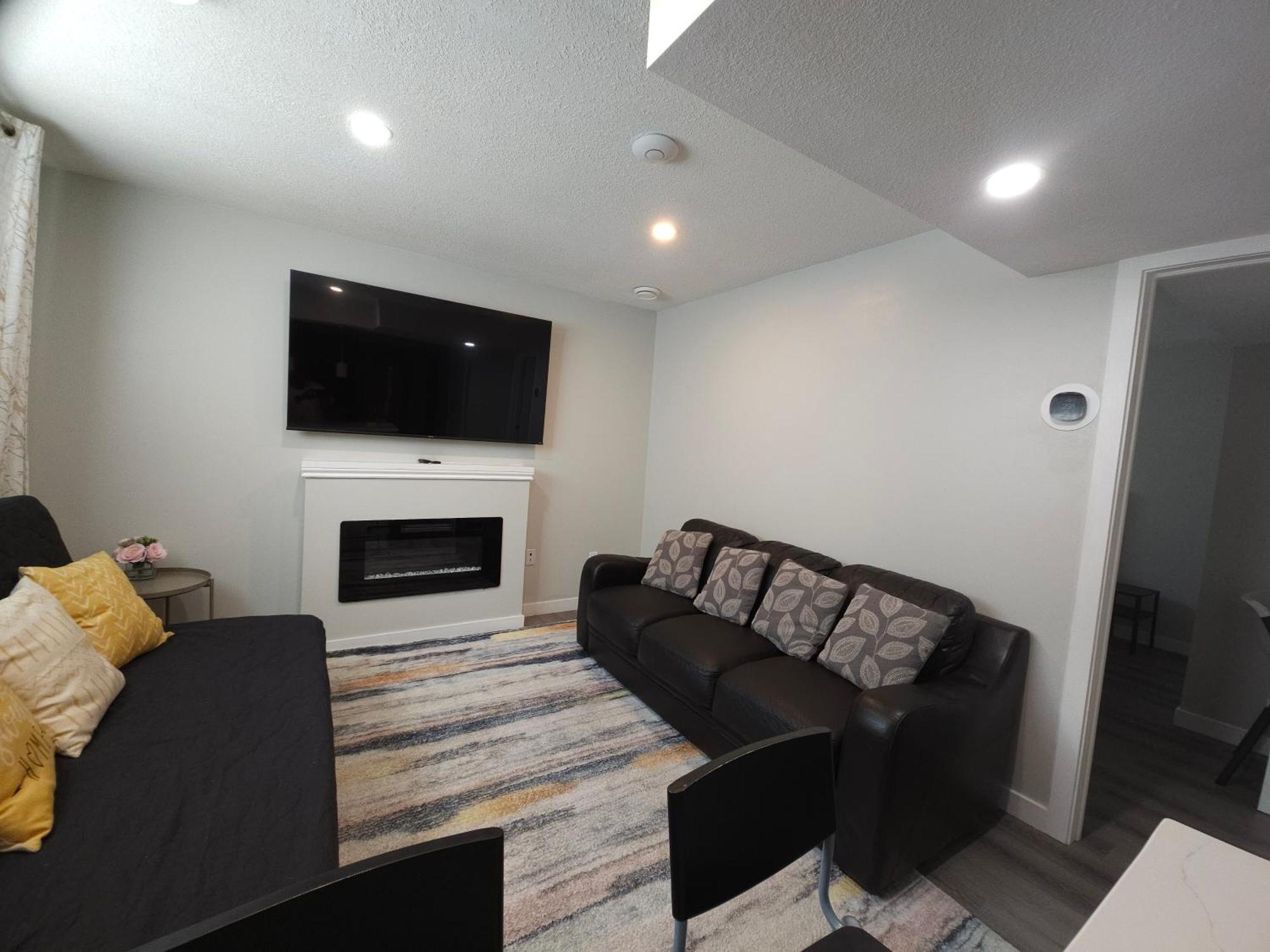 Cozy 2 Bedroom Suite, Queen Beds, Near The Airport 에드먼턴 외부 사진