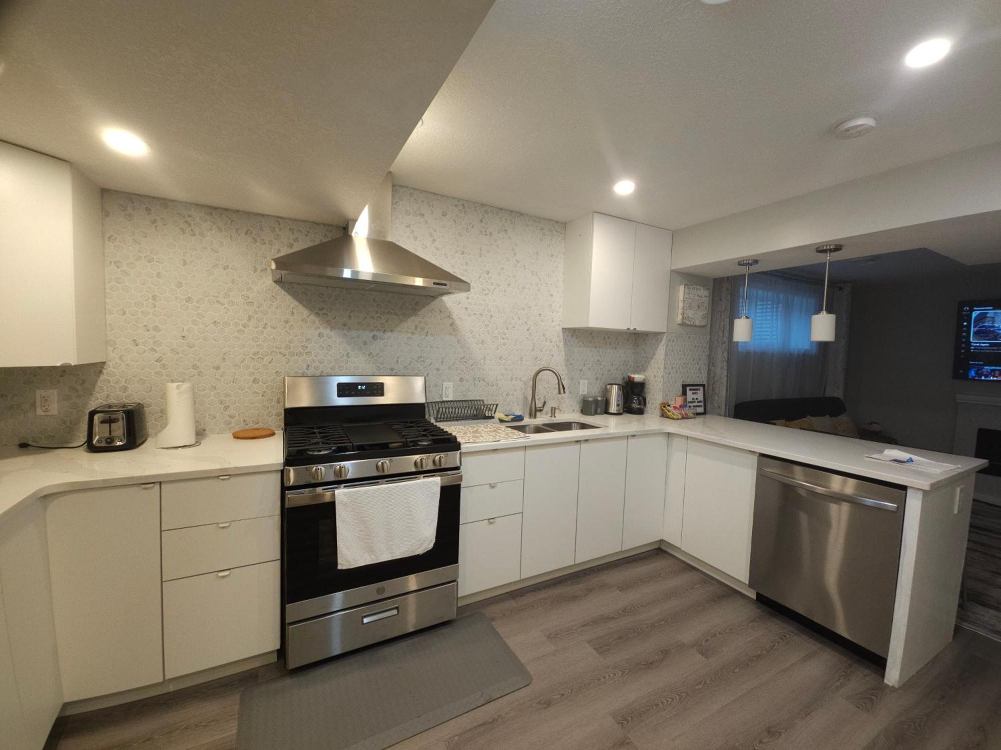 Cozy 2 Bedroom Suite, Queen Beds, Near The Airport 에드먼턴 외부 사진