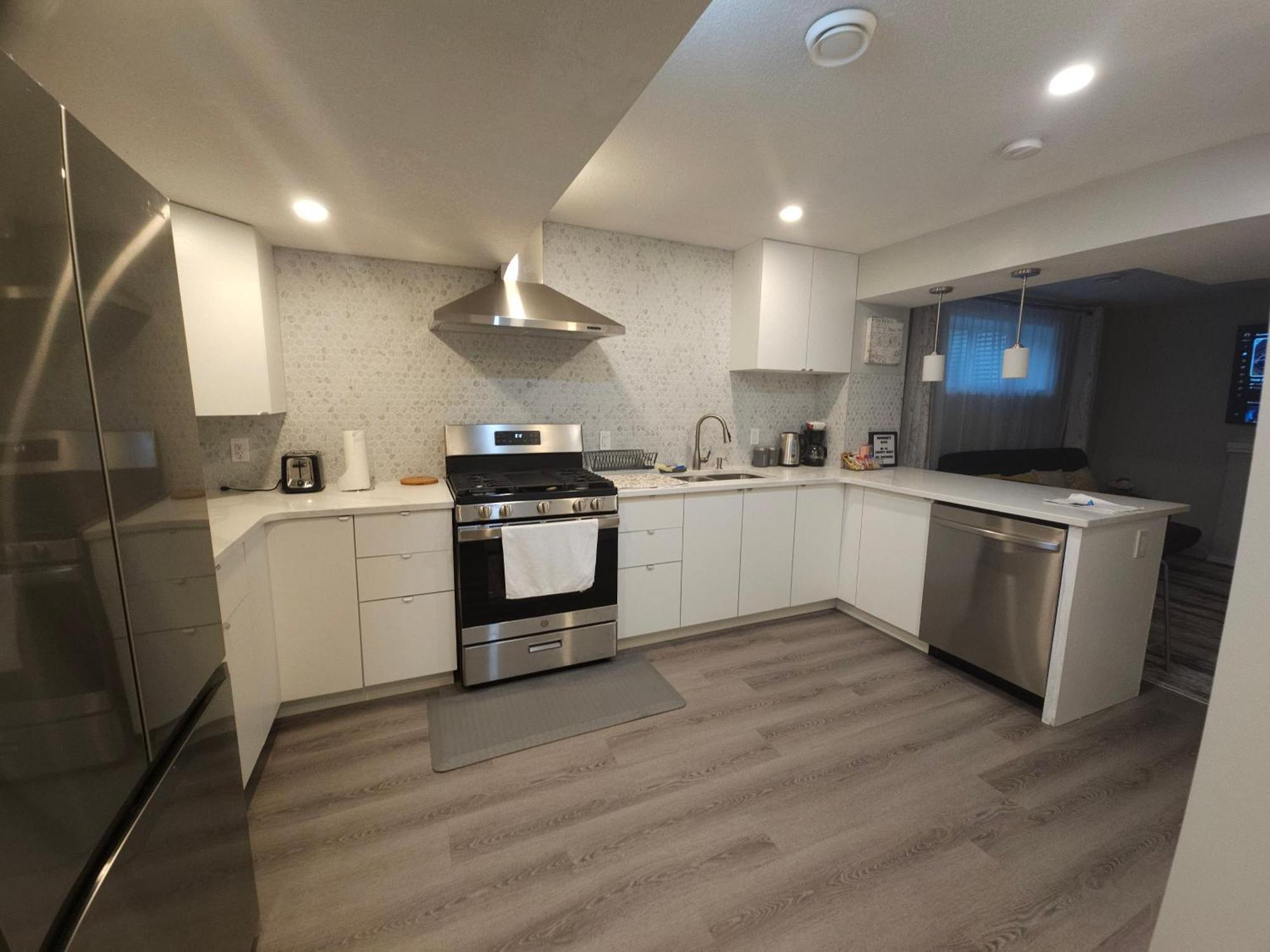 Cozy 2 Bedroom Suite, Queen Beds, Near The Airport 에드먼턴 외부 사진